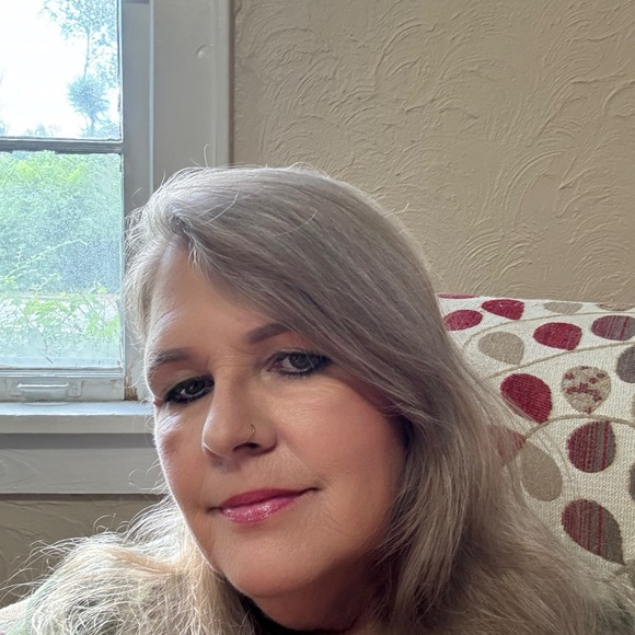 Like this listing to be tagged when I go live with Share Showsπ - Picture 2 of 4